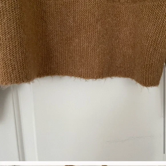 Shoulder pad camel sweater - Picture 7 of 7